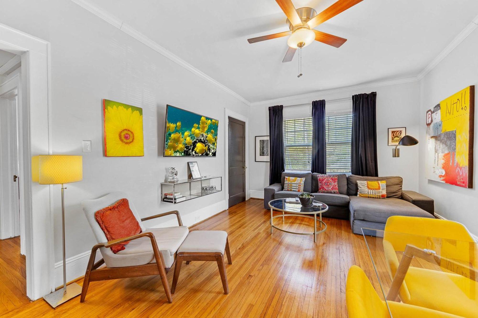 Holiday home Bright And Restful 2br Near Uptown With Balcony