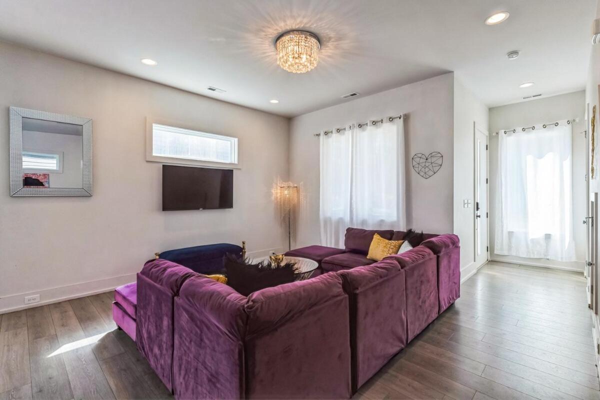 Holiday home Pooltable-15 Mins To Uptown & Dt-king Bed! *