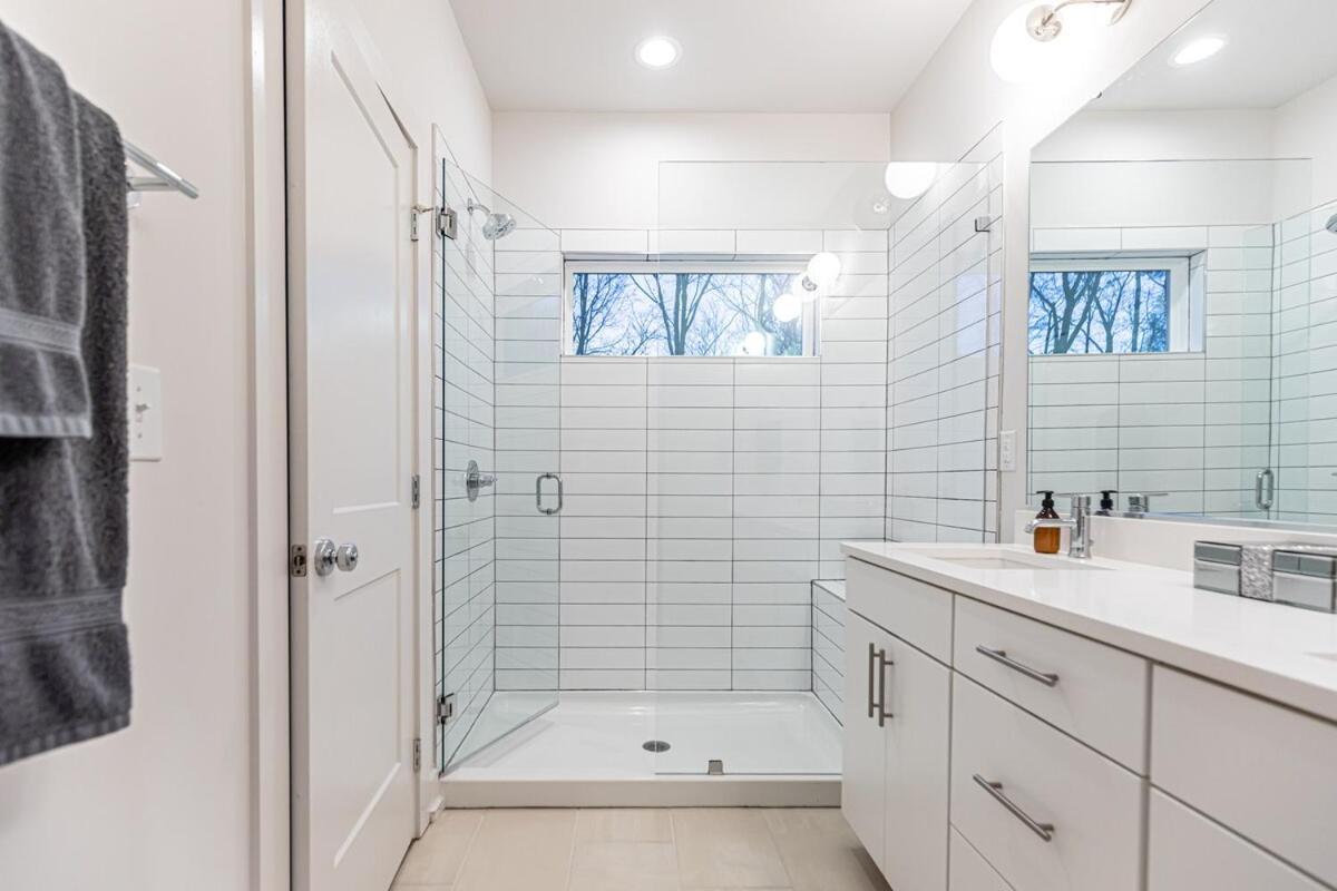 Pooltable-15 Mins To Uptown & Dt-king Bed! *
