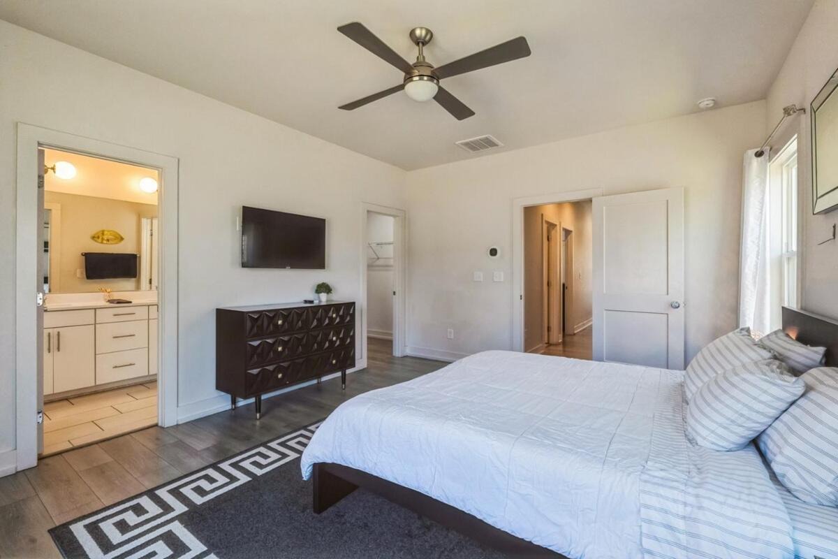 Pooltable-15 Mins To Uptown & Dt-king Bed!