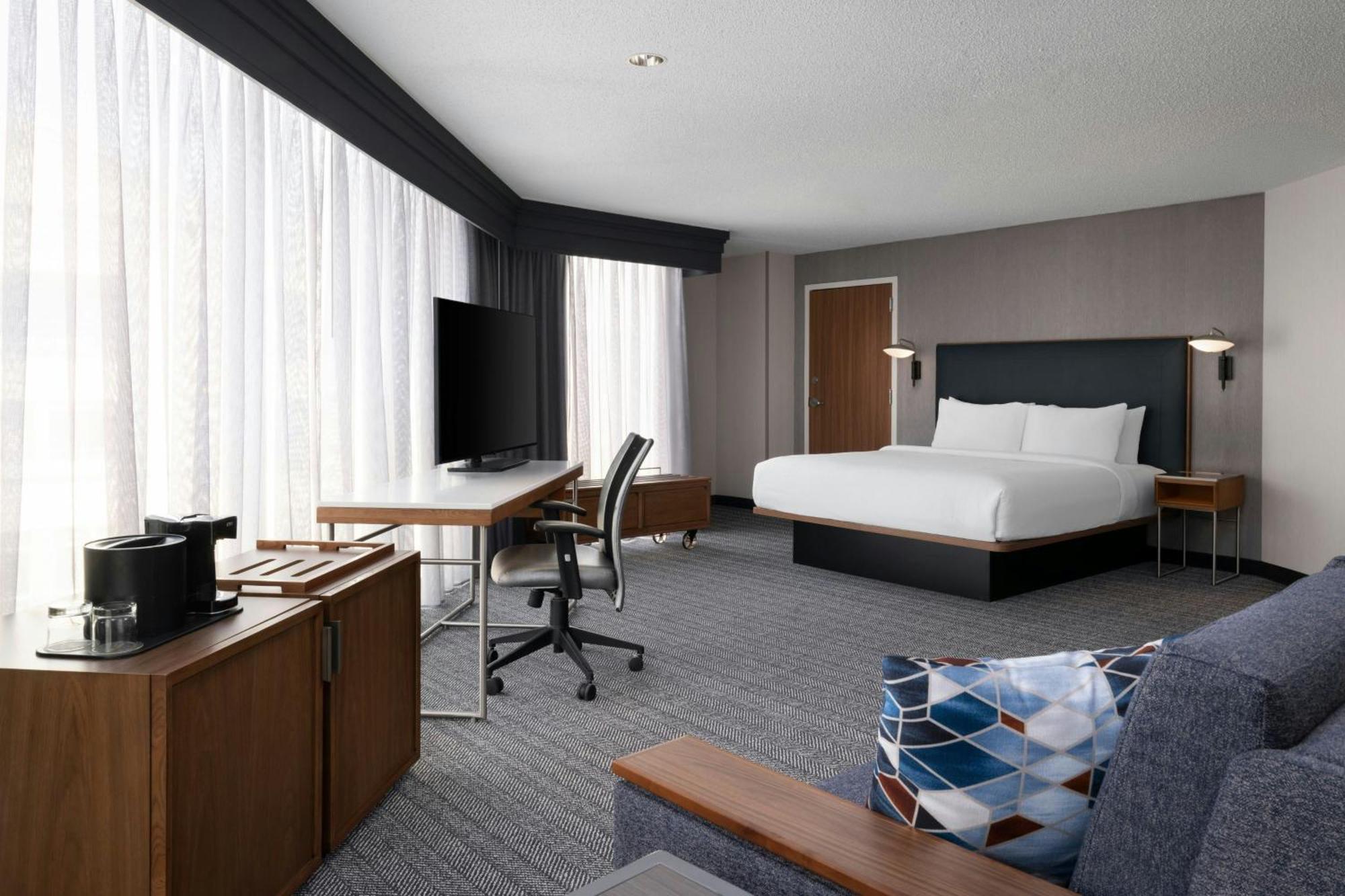 Courtyard Center Hotel 3*