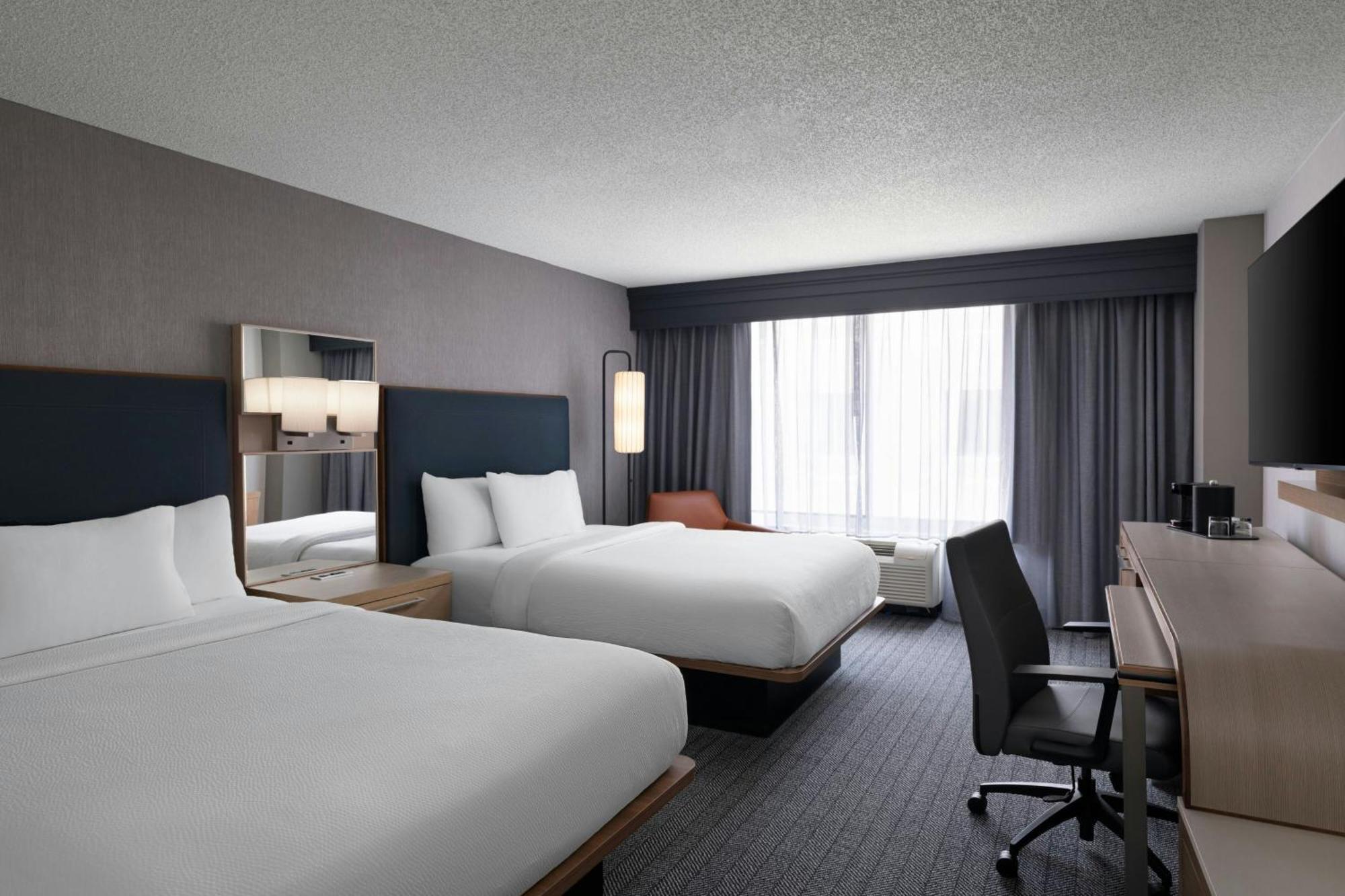 Hotel Courtyard Center 3*