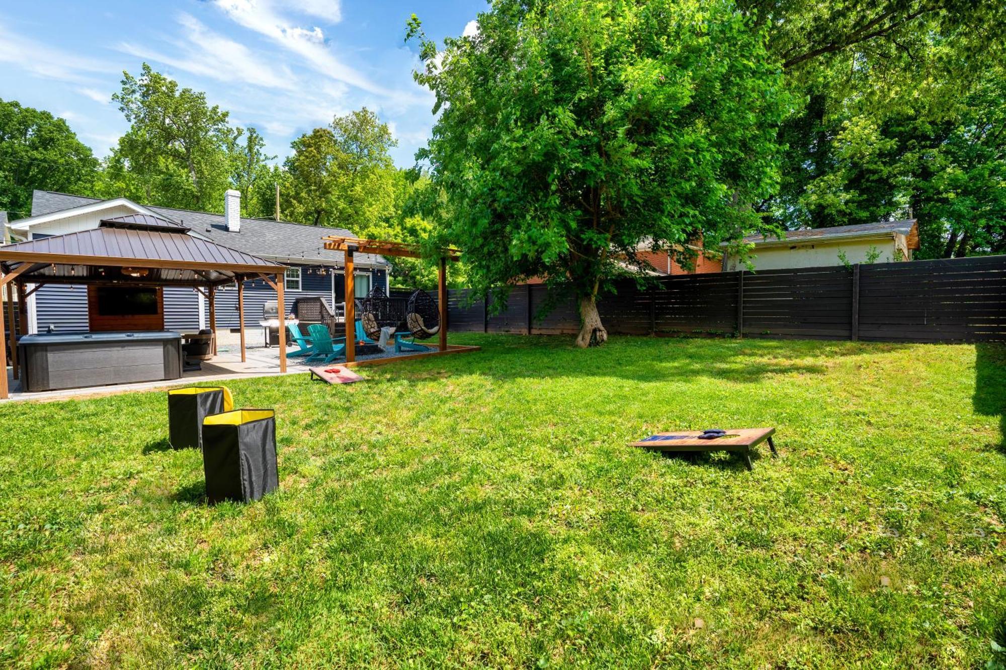 Uptown Oasis, Hot Tub, Swing Chairs, Fire Pit, Gazebo * Charlotte