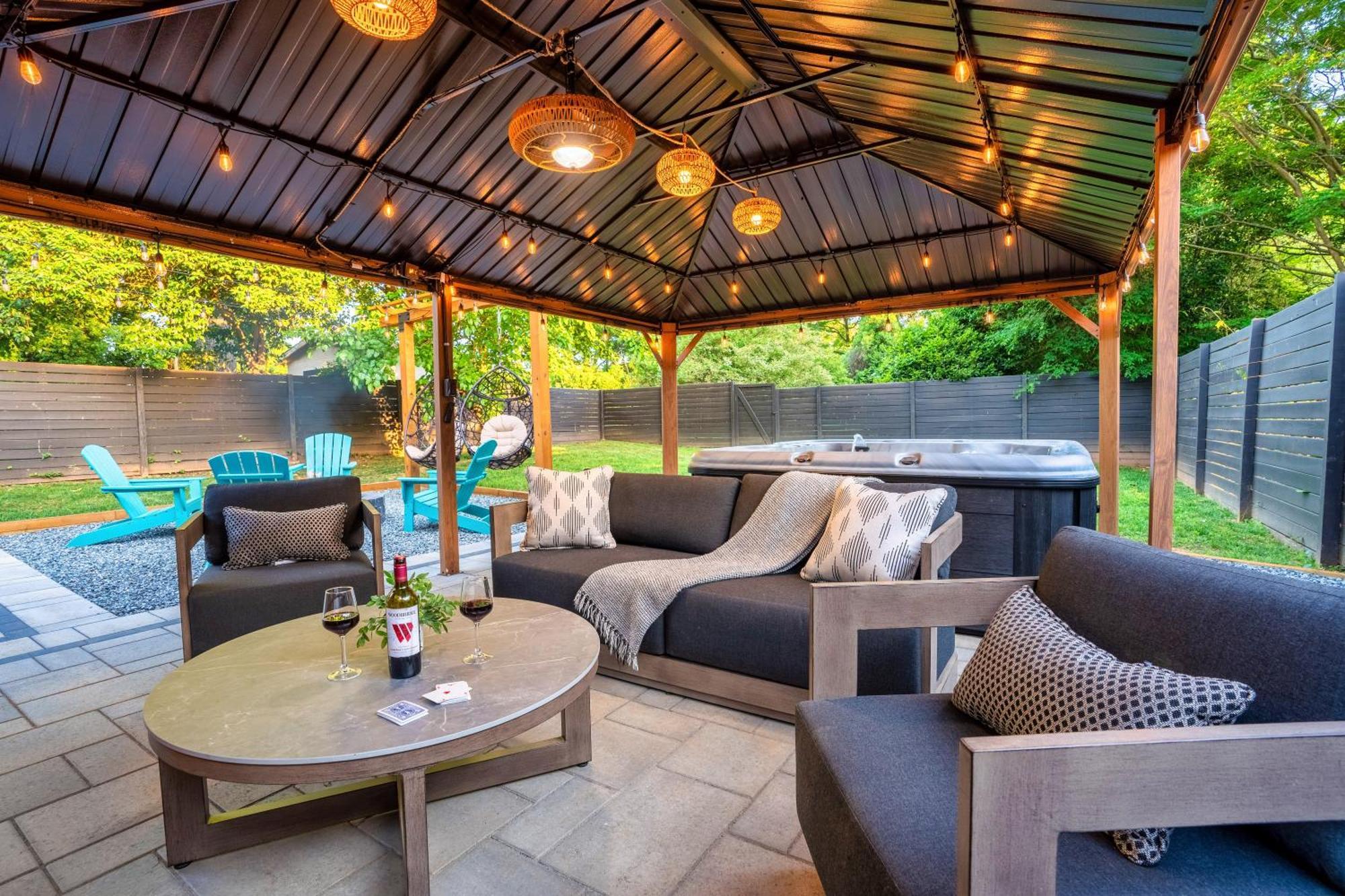 Holiday home Uptown Oasis, Hot Tub, Swing Chairs, Fire Pit, Gazebo Charlotte