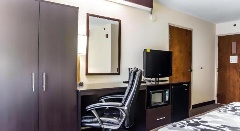 Sleep Airport - Billy Graham Parkway Hotel 2*