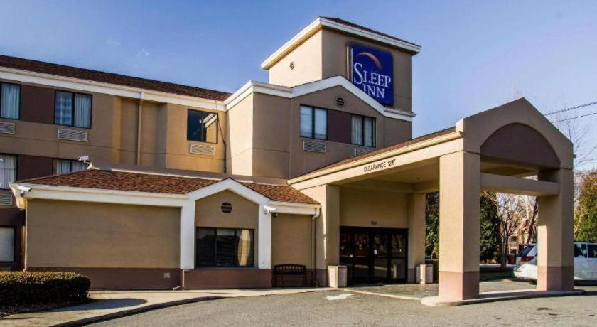 Hotel Sleep Airport - Billy Graham Parkway 2*