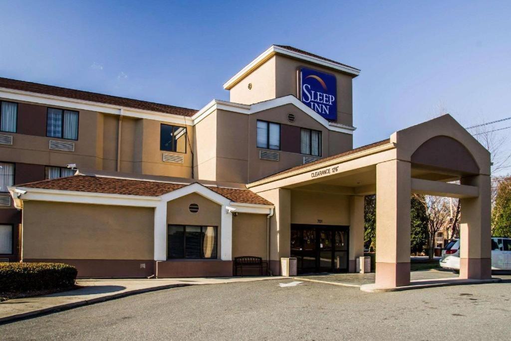 Sleep Airport - Billy Graham Parkway Hotel 2*