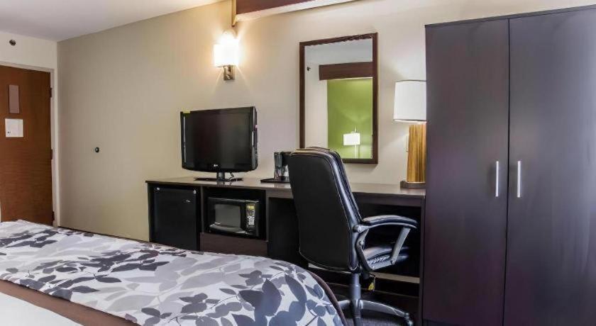 Sleep Airport - Billy Graham Parkway Hotel 2*