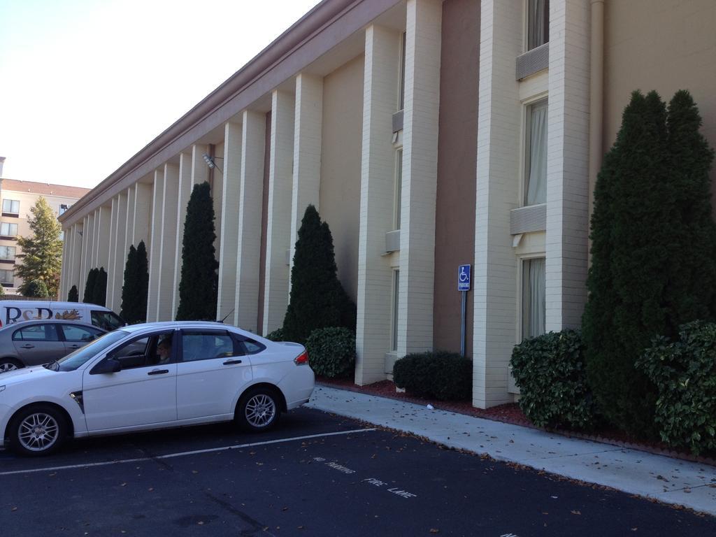 Hotel Baymont By Wyndham Charlotte-airport Coliseum