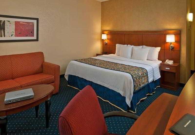 Courtyard Arrowood Hotel 3*