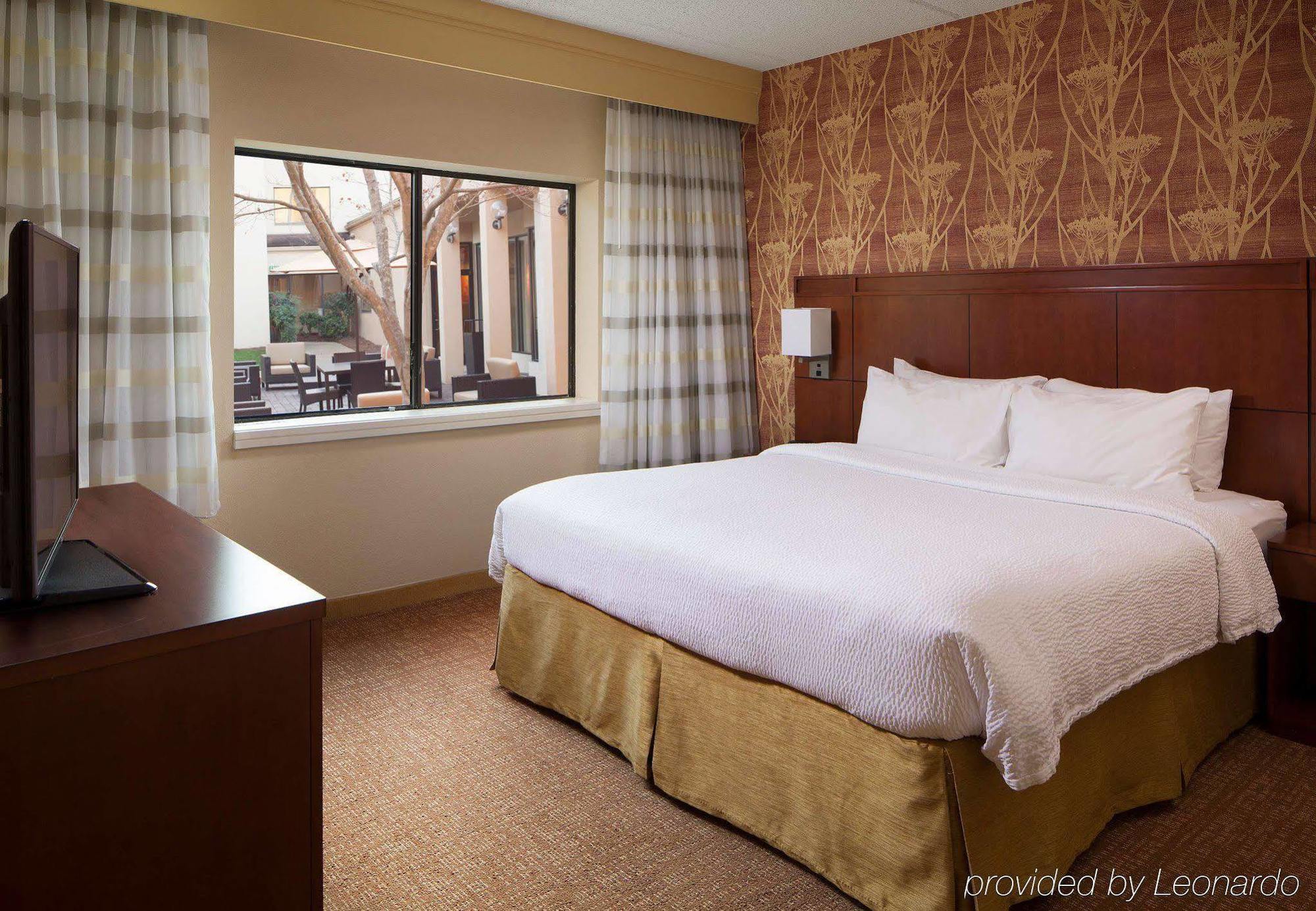 Courtyard Arrowood Hotel