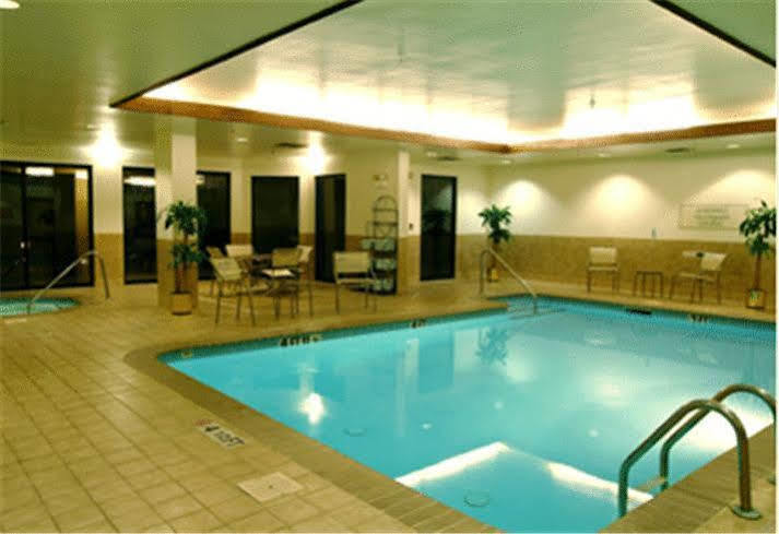 Courtyard Airport North Hotel 3*