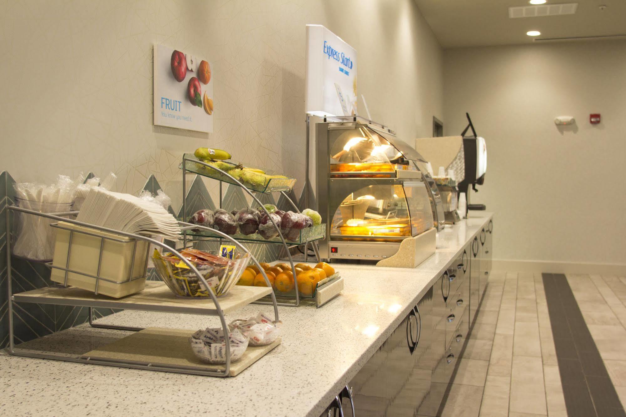 Express & - Airport By Ihg Hotel