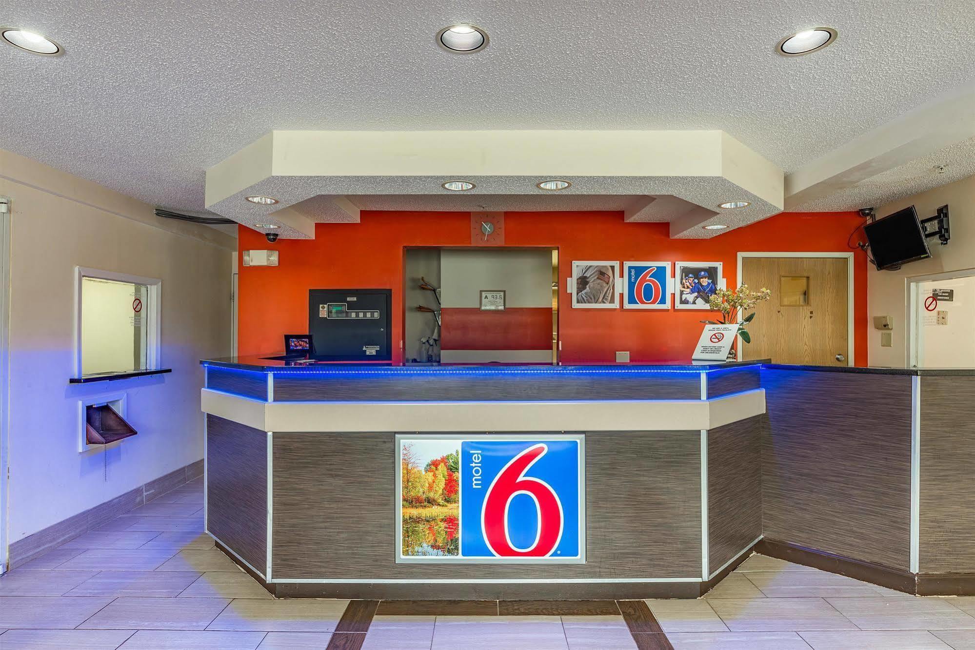 Hotel 6-charlotte, Nc -