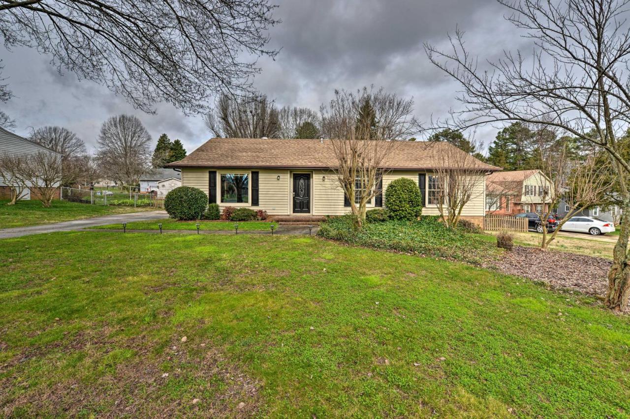 Holiday home Cozy With Fenced Yard Less Than 1 Mi Downtown Matthews!