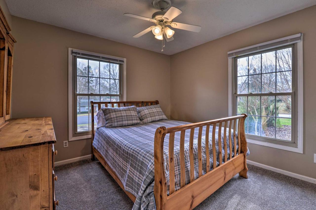 Holiday home Cozy With Fenced Yard Less Than 1 Mi Downtown Matthews!