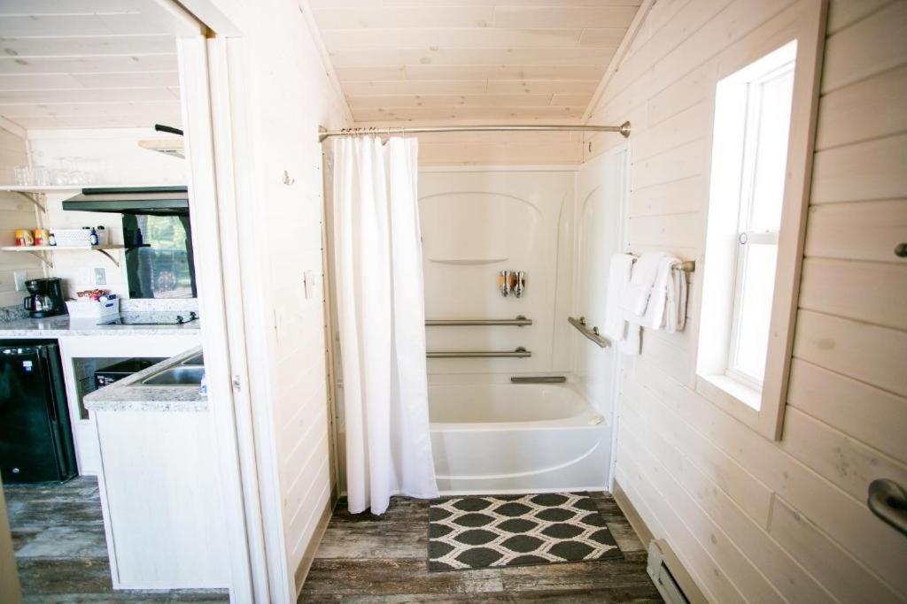 Lakefront Studio With Private Porch #39 At Long Cove Holiday home *