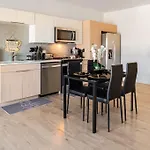 Luxurious & Comfy Downtown Oasis ~ Views ~ Parking