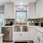 Poolside Bungalow With Fire Pit Fun And King Suite