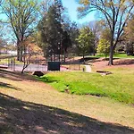 2 Bedroom In Myers Park With Comfortable Screened Porch