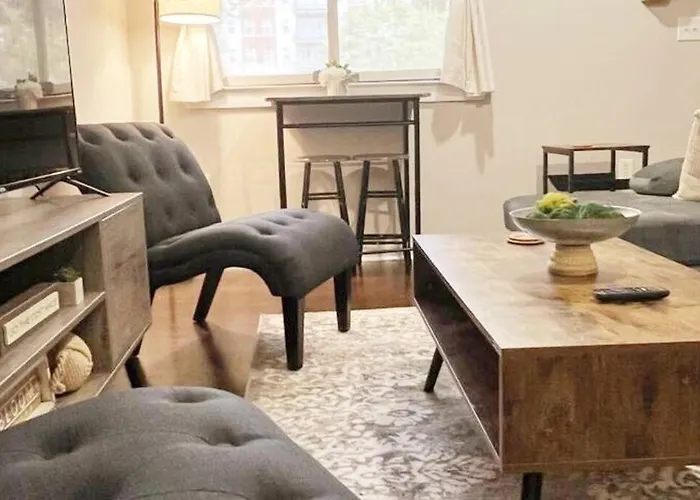Townhouse In Uptown King Bed-Wi-Fi-Free Parking-Pool
