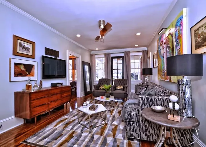 2 Bedroom In Myers Park With Comfortable Screened Porch