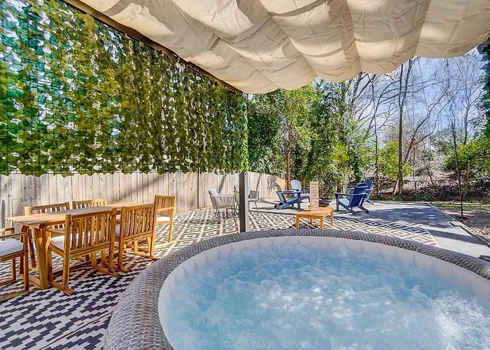 Cozy House W Hot Tub & Big Yard
