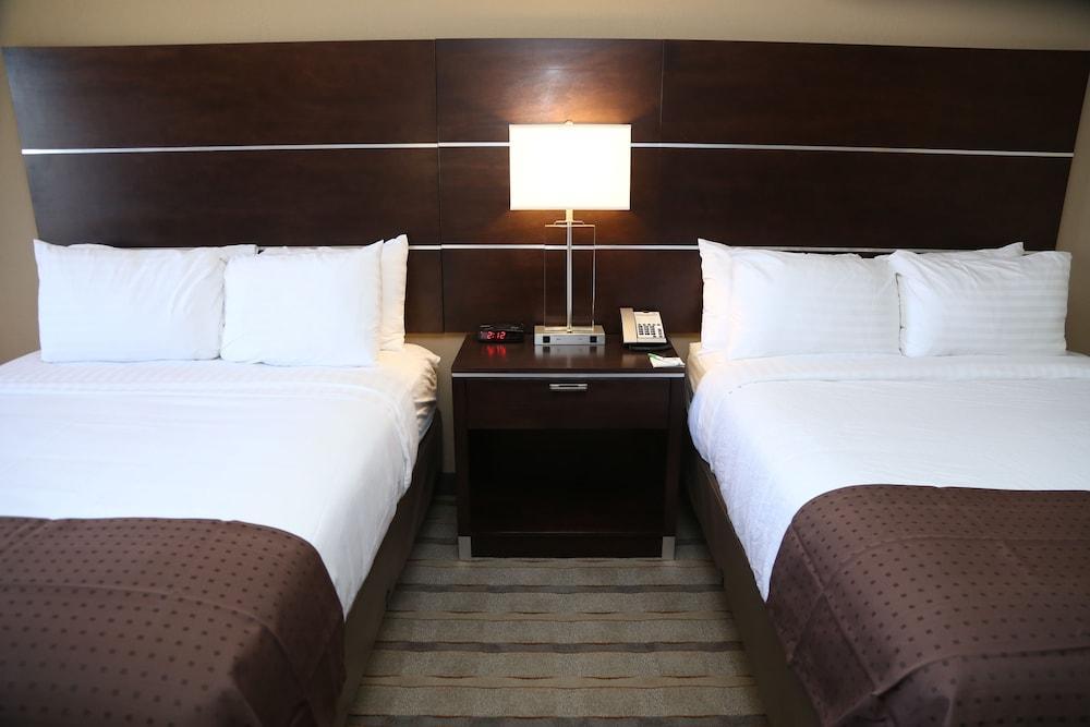Hotel Airport By Ihg 3*