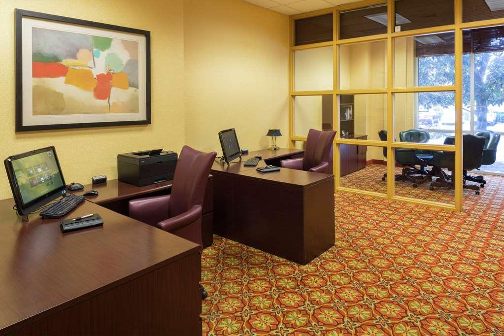 Hilton Airport 4*