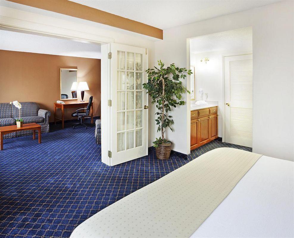 Hotel Airport By Ihg 3*