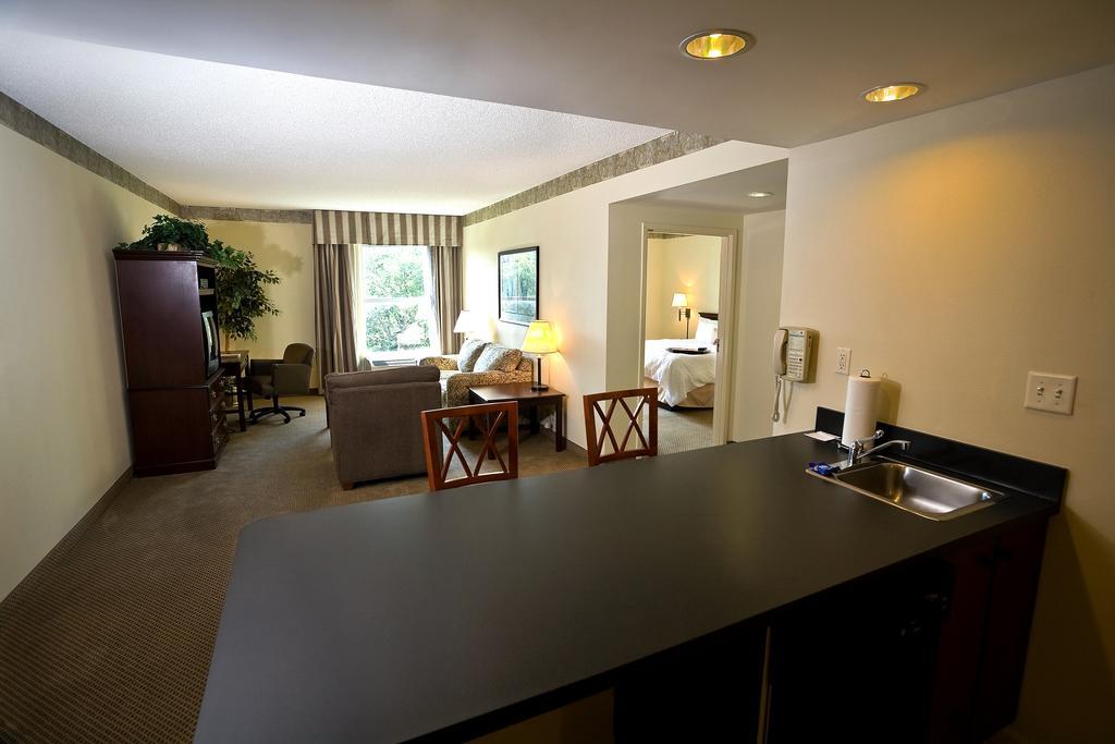 Hotel Hampton & Arrowood Rd