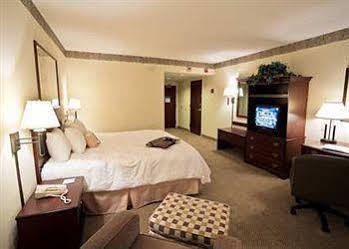 Hampton & Arrowood Rd Hotel 3*