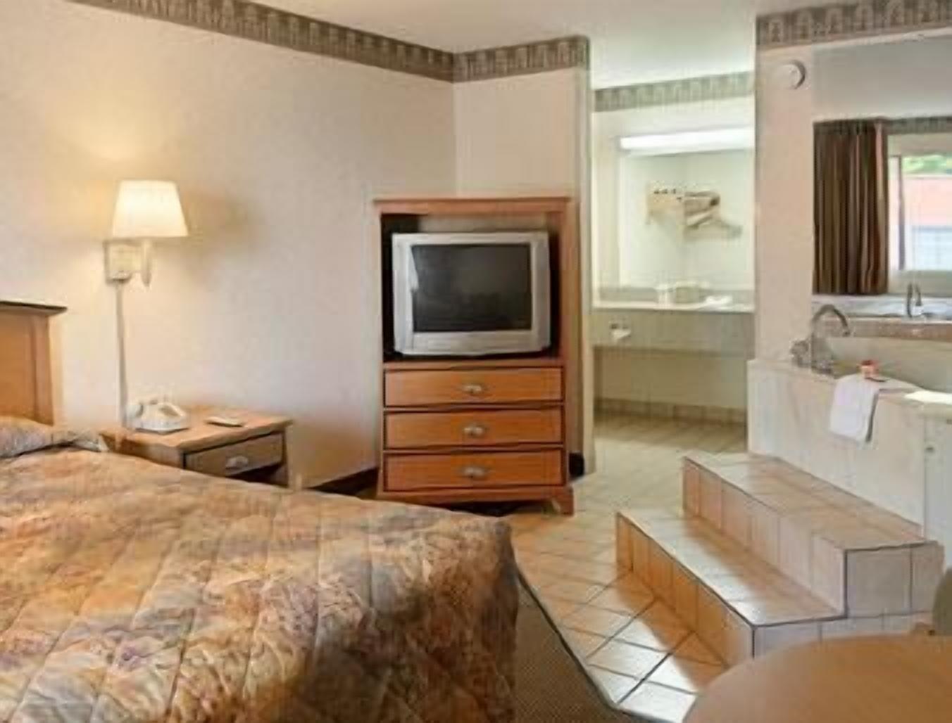 Super 8 By Wyndham Downtown Area