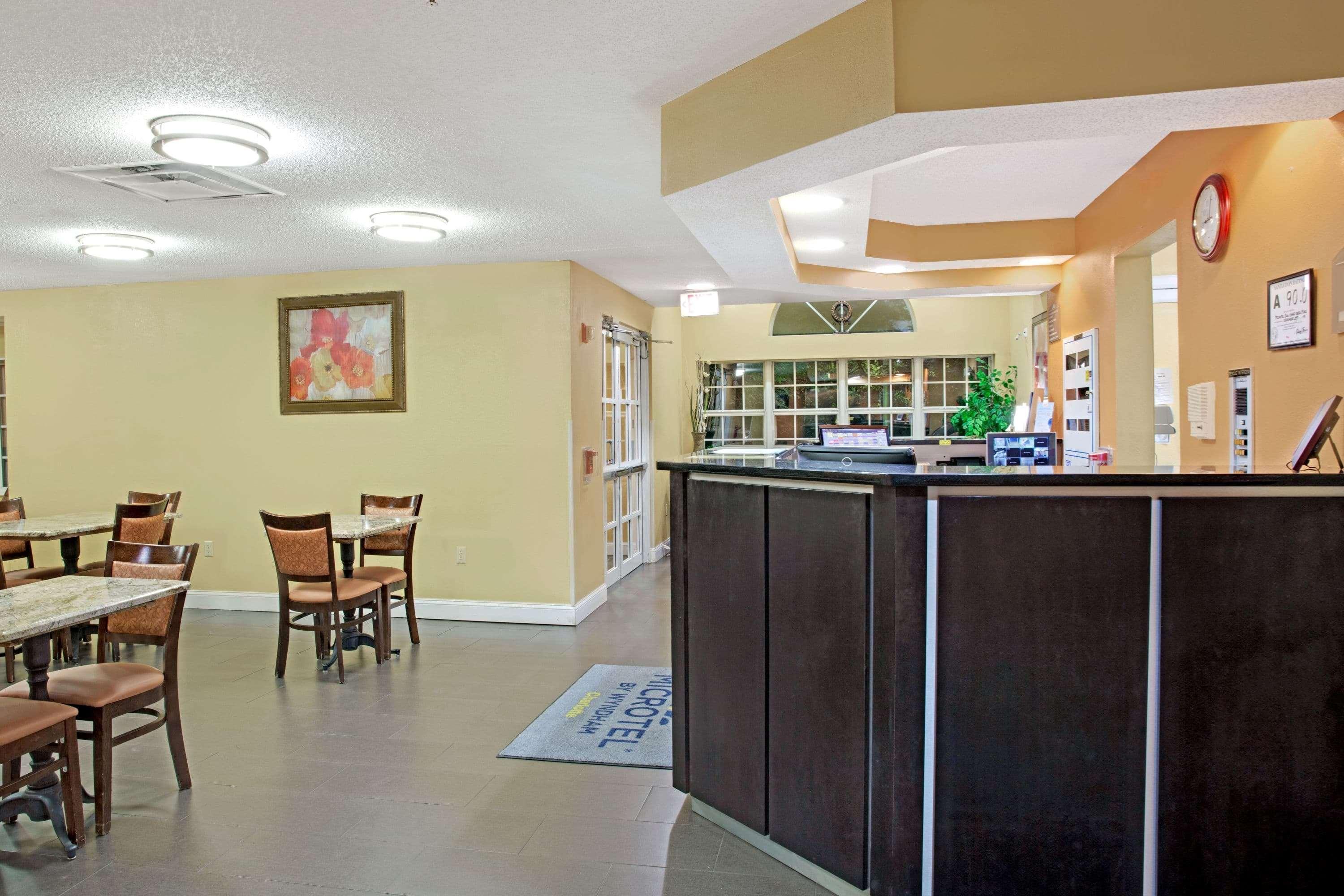 Microtel By Wyndham Place Hotel 2*