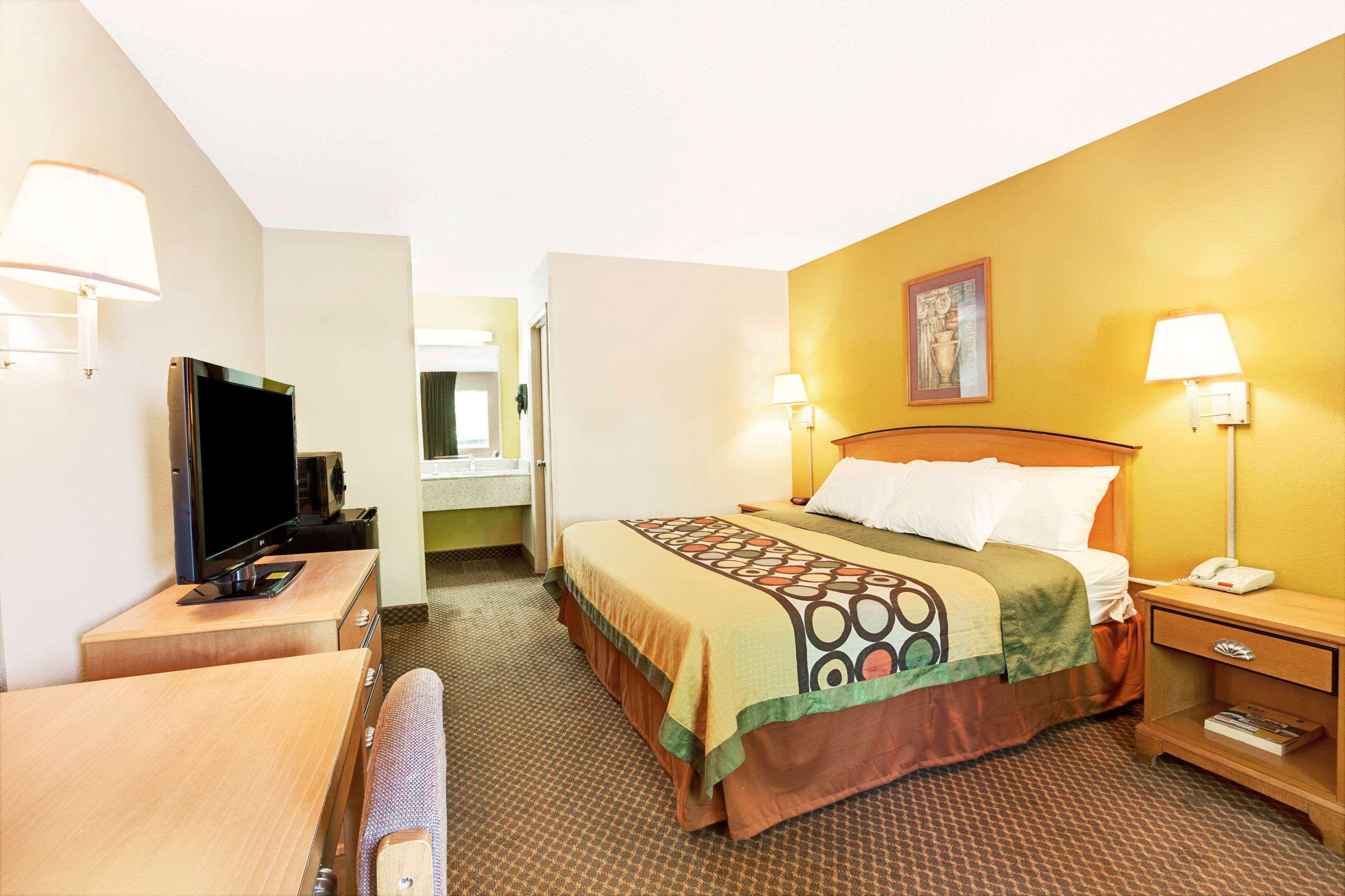 Super 8 By Wyndham Downtown Area Motel 2*