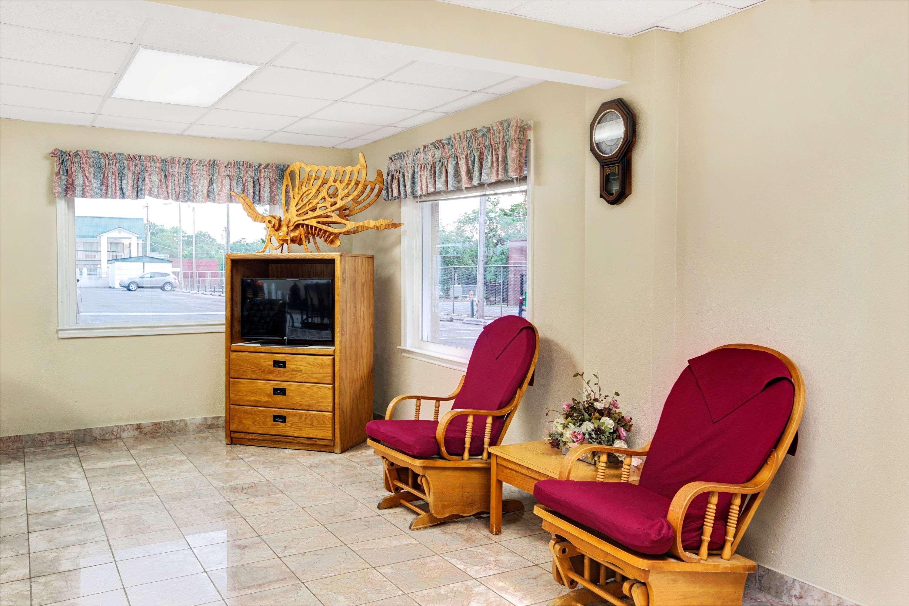 Motel Super 8 By Wyndham Downtown Area