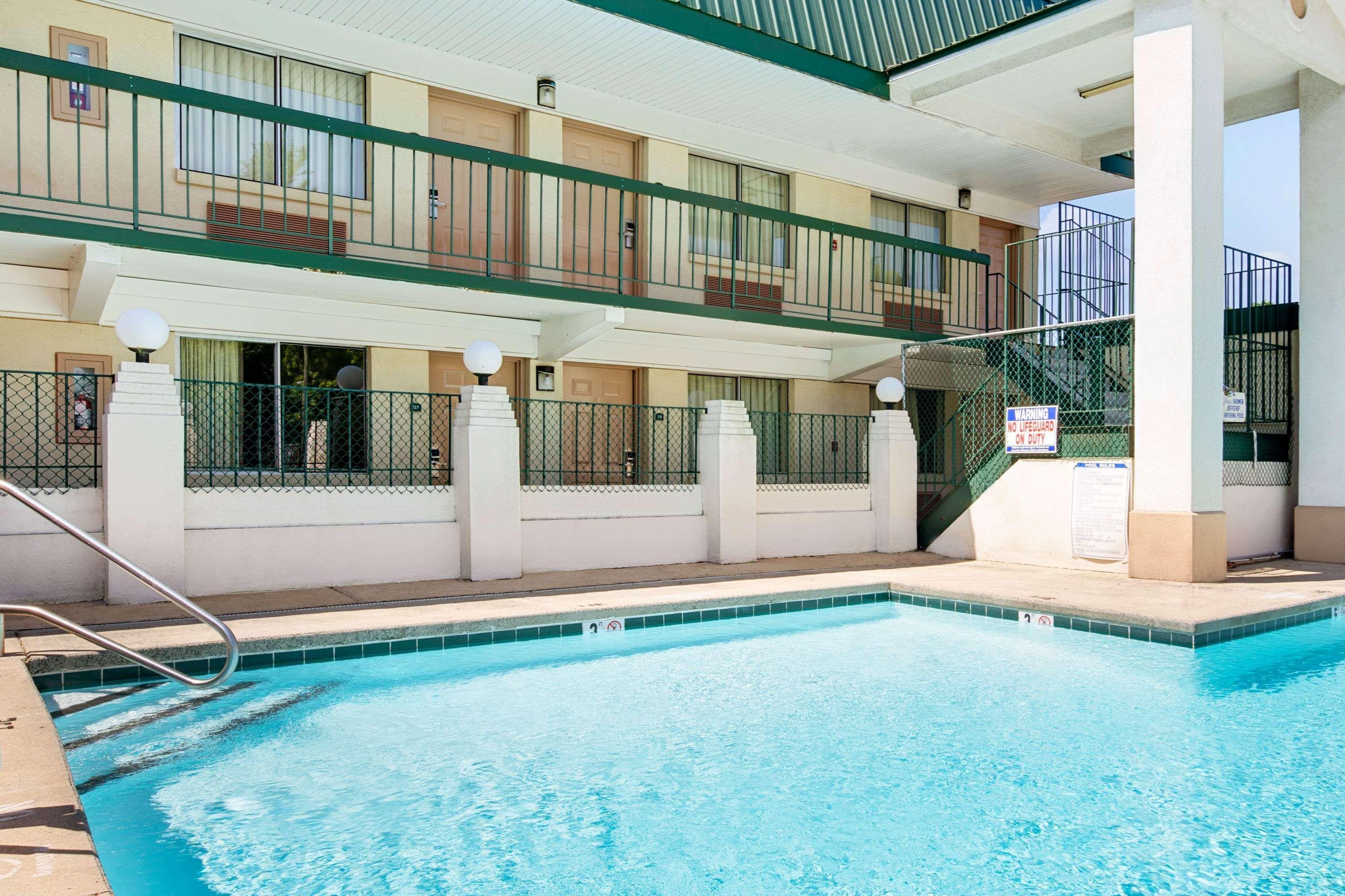 Super 8 By Wyndham Downtown Area Motel