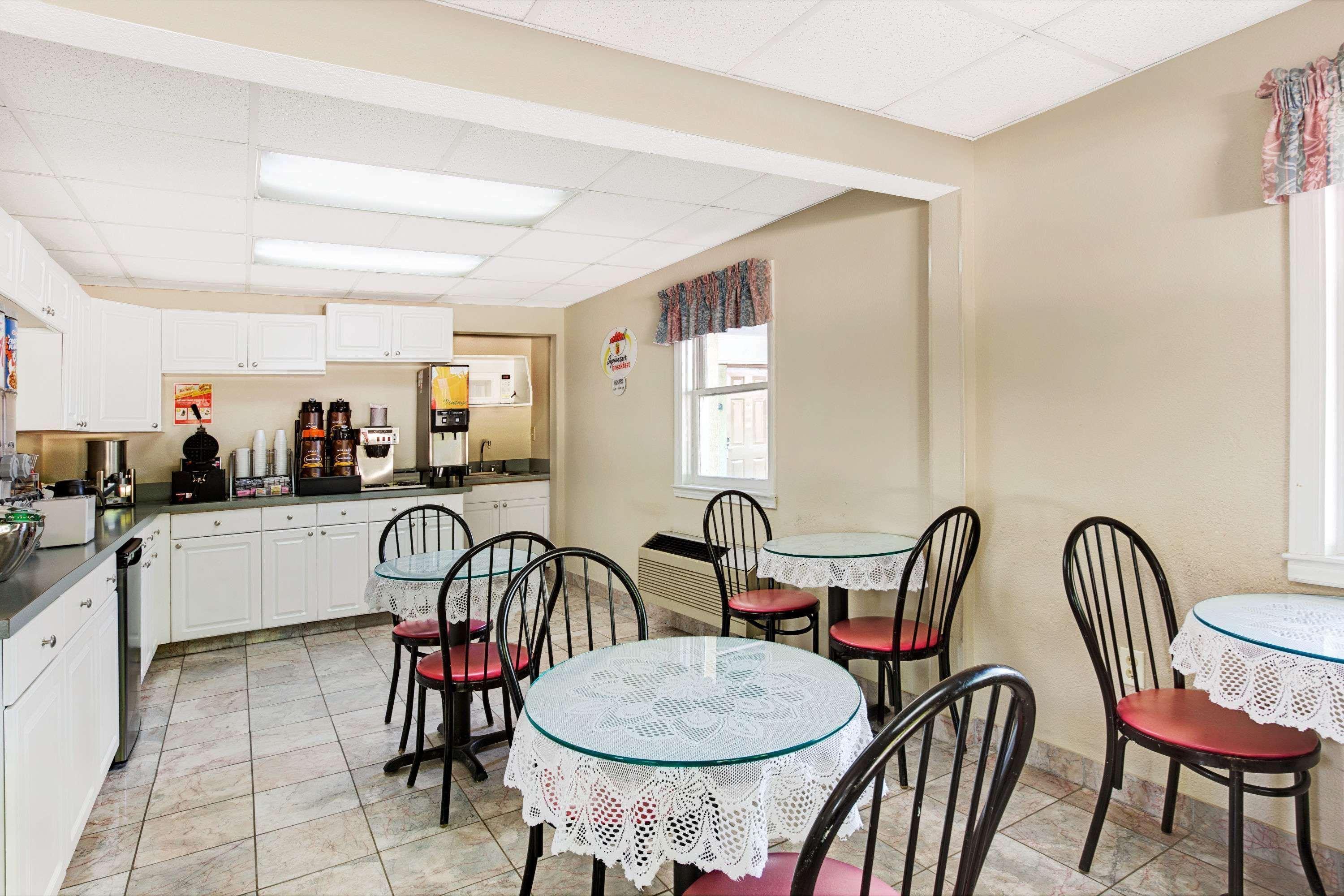 Super 8 By Wyndham Downtown Area Motel