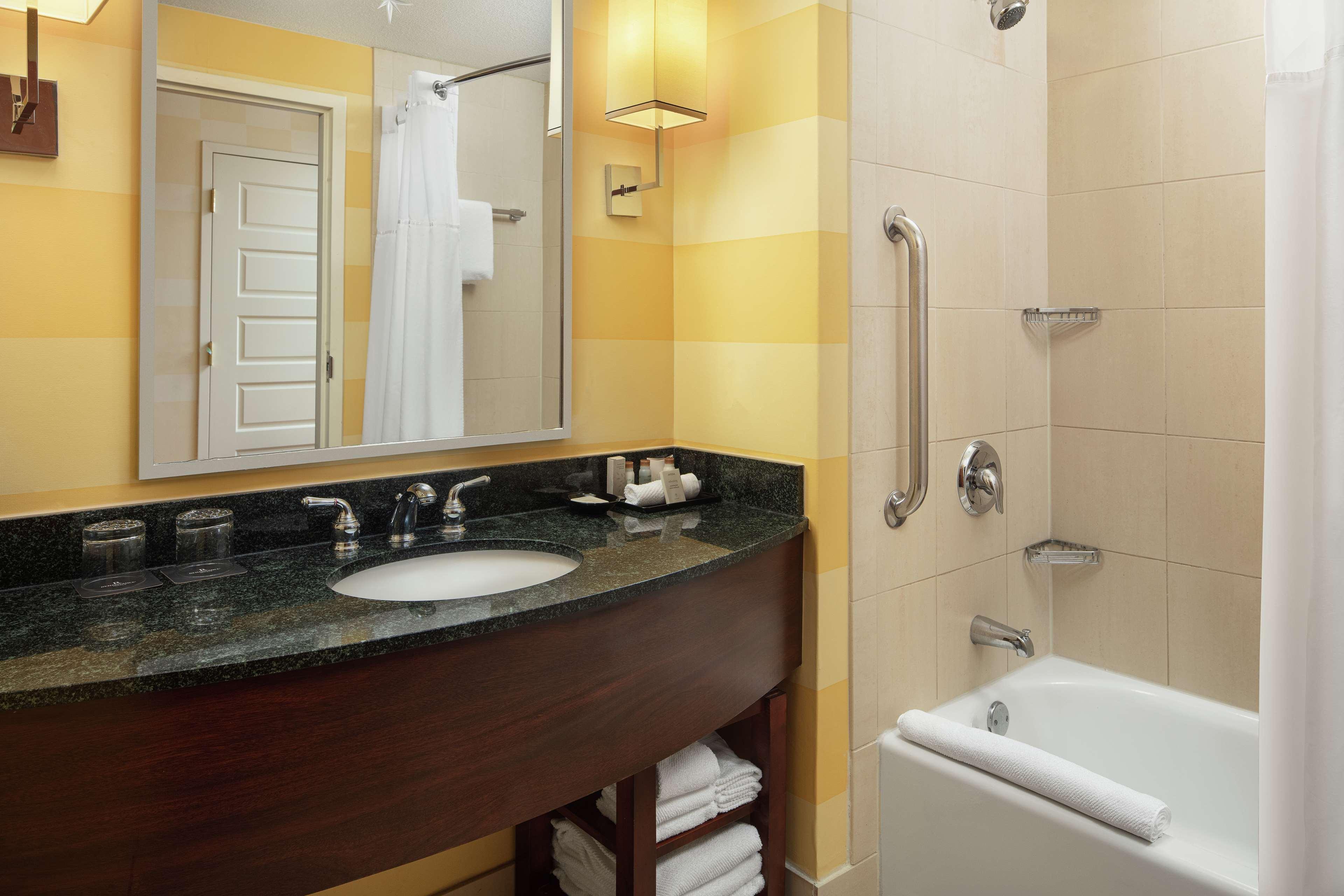 Hotel Hilton Airport 4*