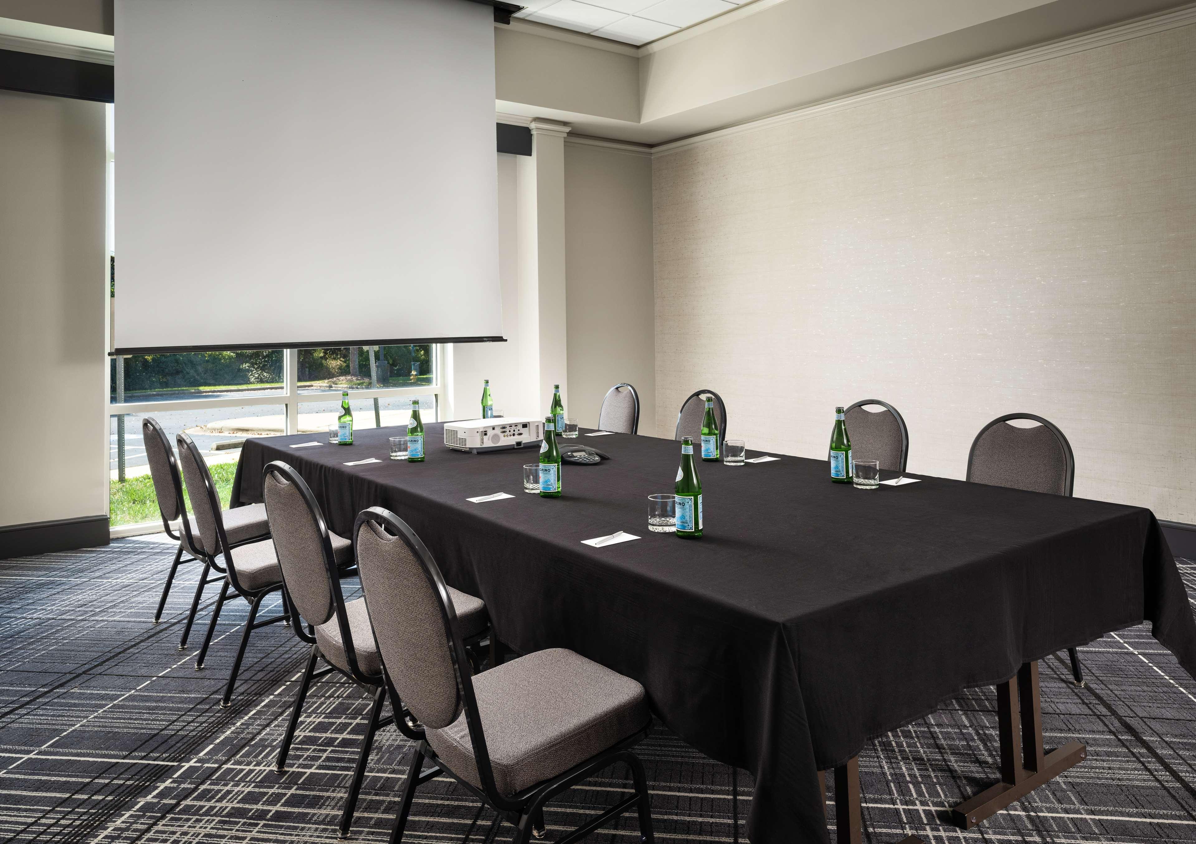Hilton Airport 4*