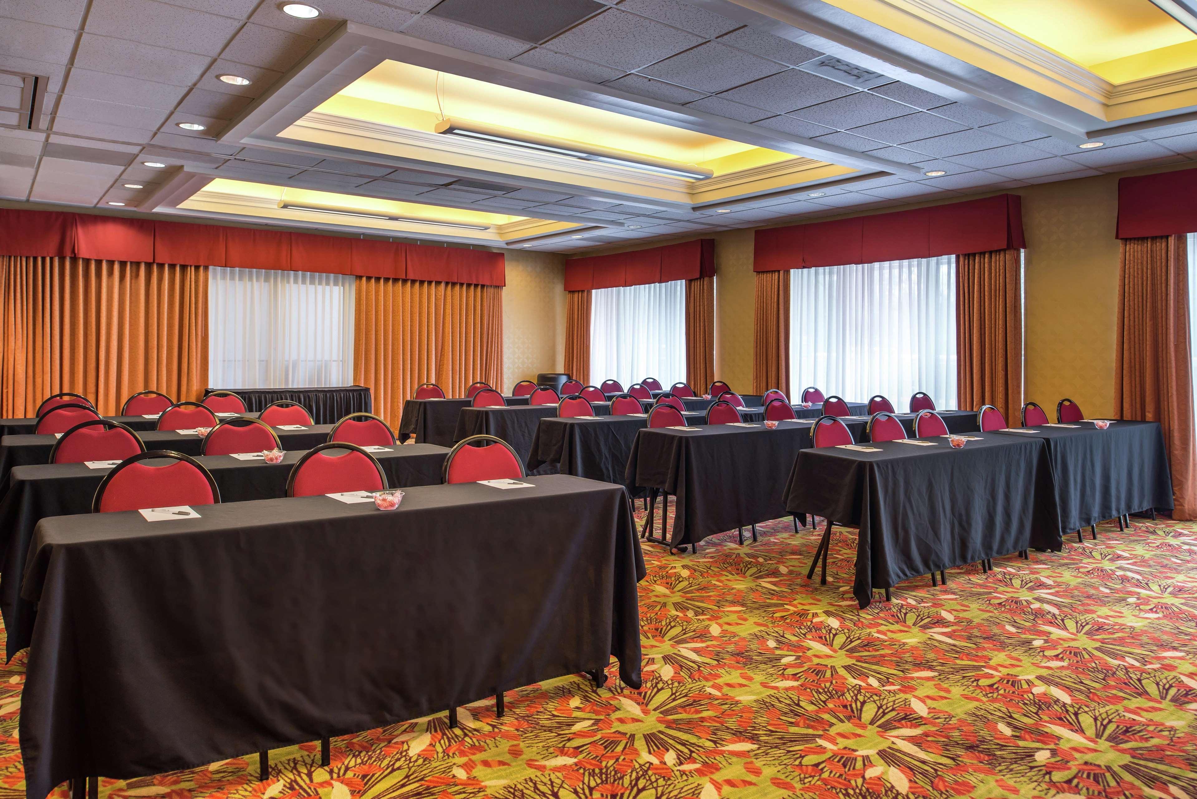 Hampton & Arrowood Rd Hotel 3*