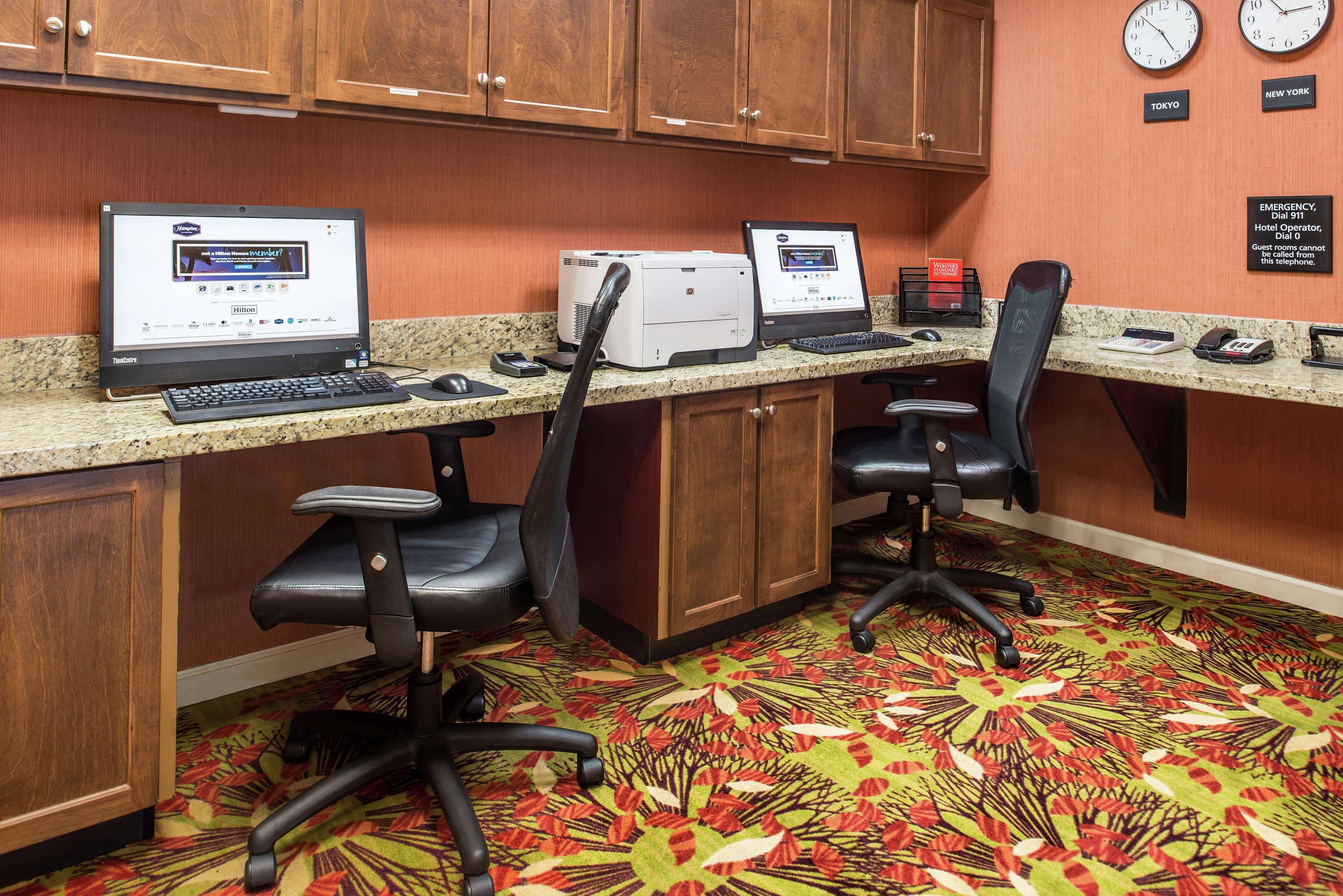 Hampton & Arrowood Rd Hotel 3*