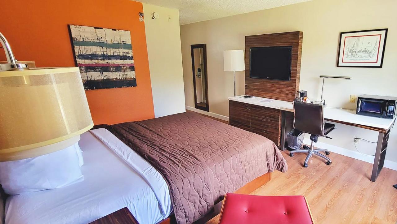 Motel & 4 Less Charlotte