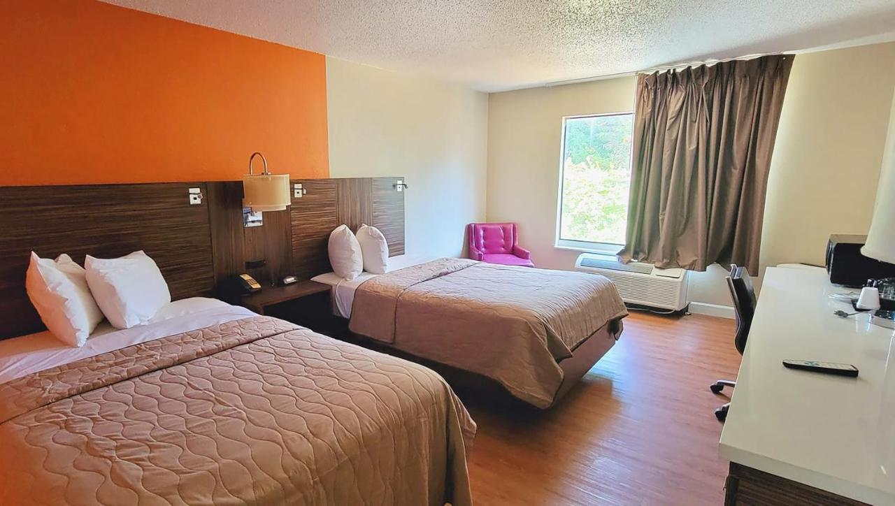 & 4 Less Motel