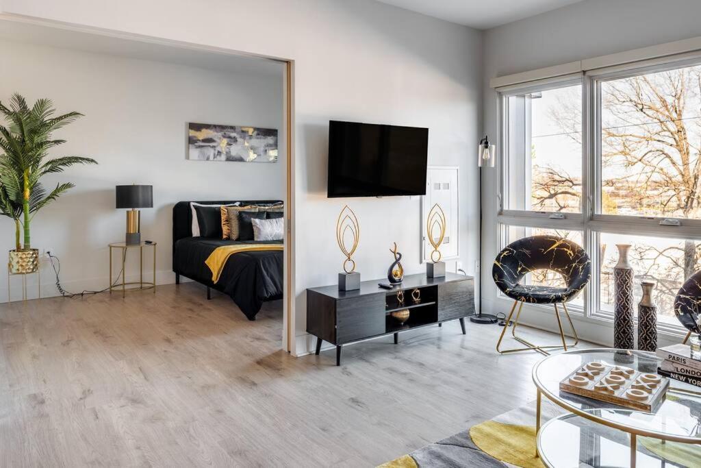 Apartment Luxurious & Comfy Downtown Oasis ~ Views ~ Parking *