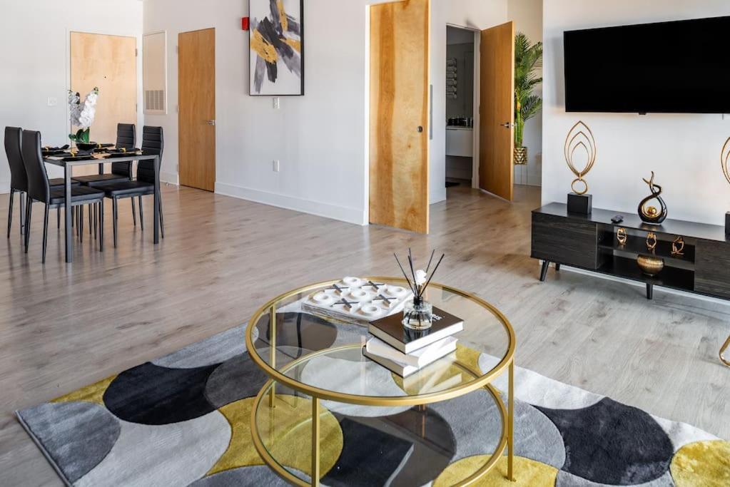 Apartment Luxurious & Comfy Downtown Oasis ~ Views ~ Parking *