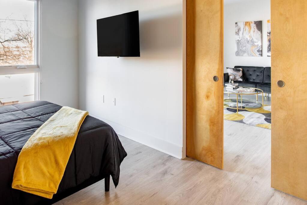 Apartment Luxurious & Comfy Downtown Oasis ~ Views ~ Parking *