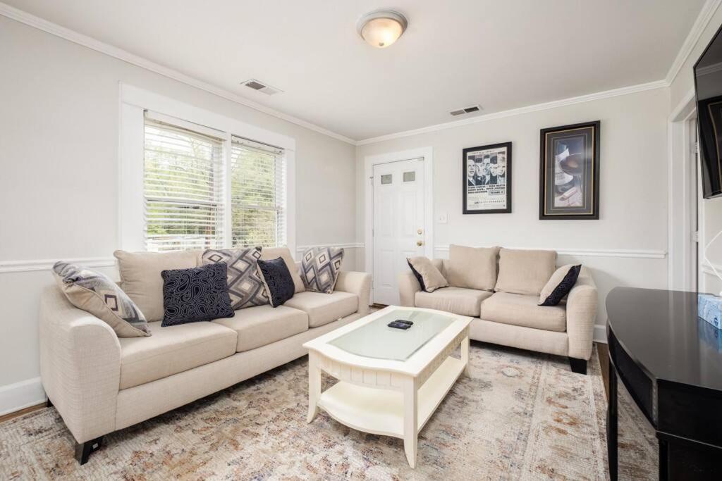 Walking Distance To Restaurants Bars And Breweries Holiday home