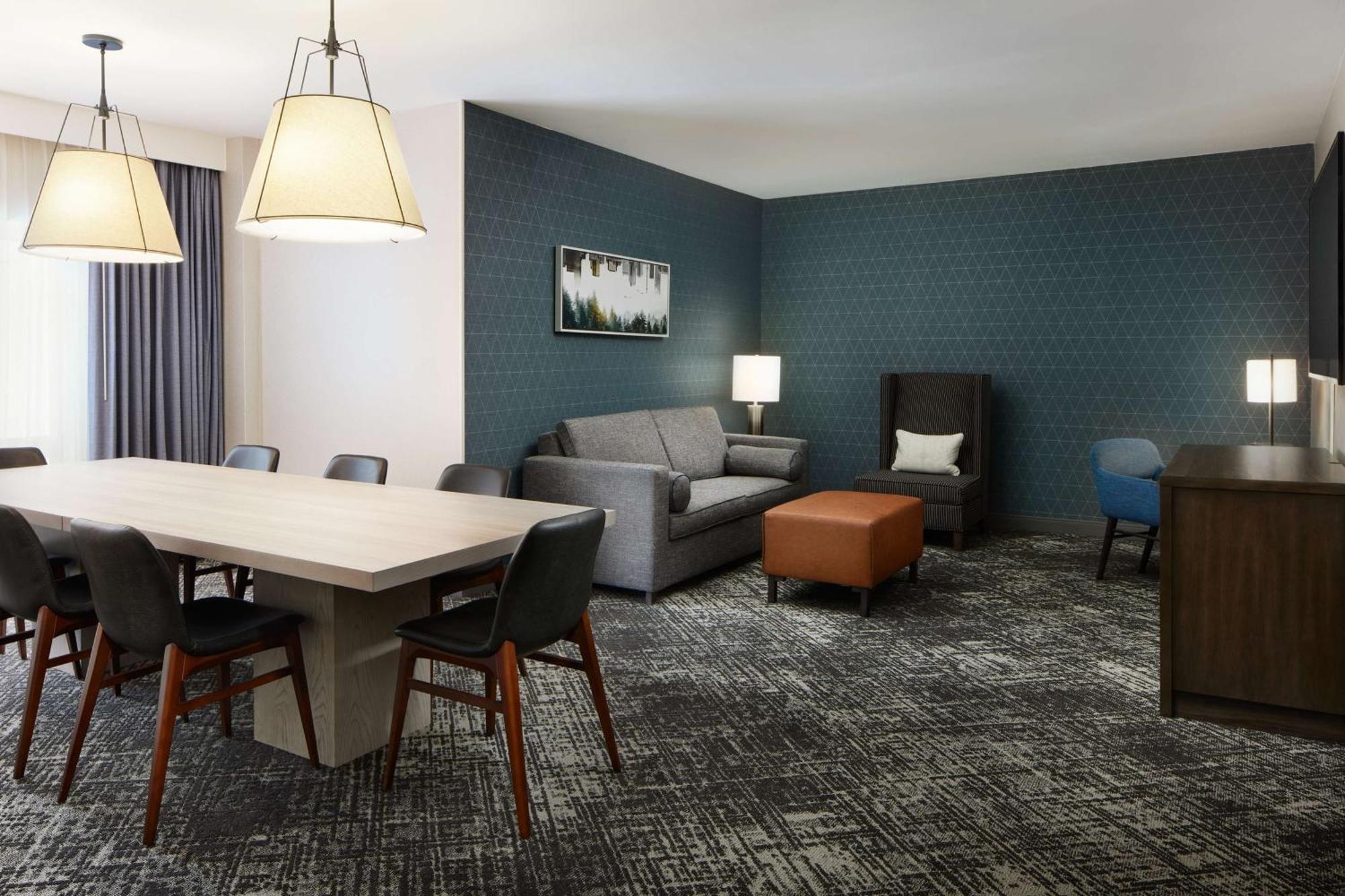 Hilton Airport Hotel 4*
