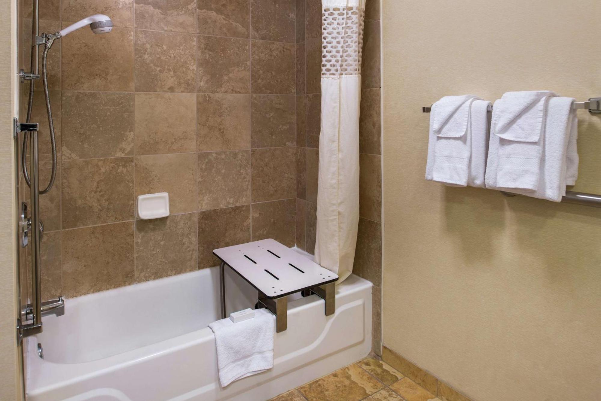 Hampton & Arrowood Rd Hotel 3*